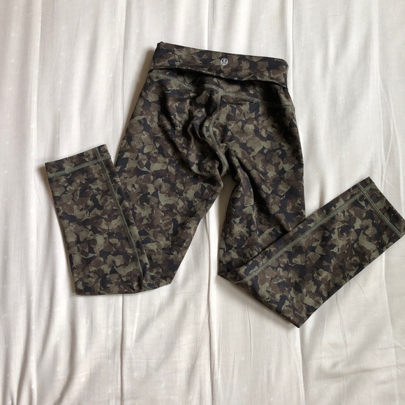 (2) Lululemon wunder under fold over or high waist crop - Picture 2 of 5